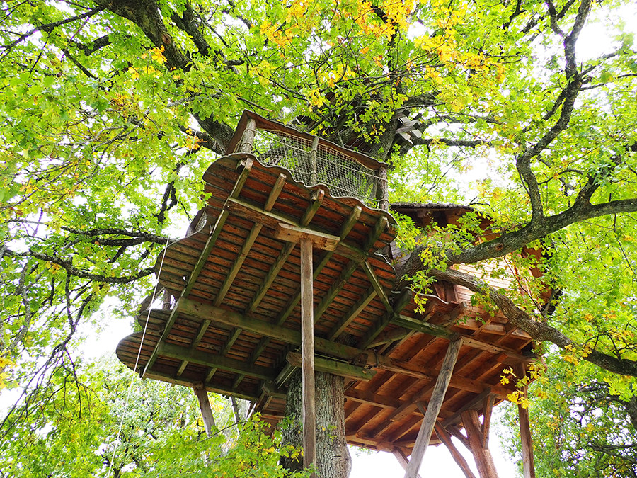 cabane perchée dans l'arbre